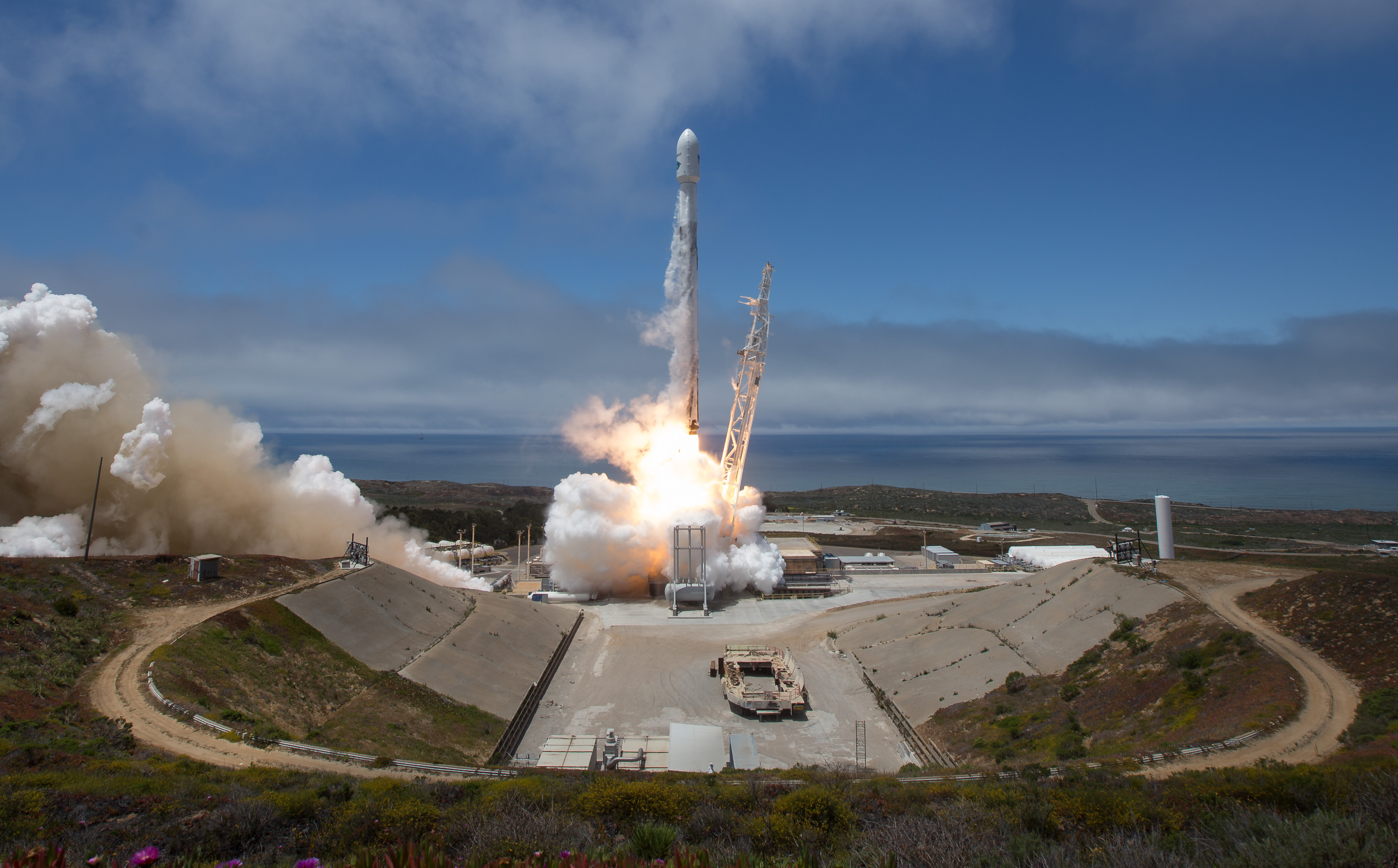 The rocket containing GRACE-FO blasts off, with the supporting structure falling away.