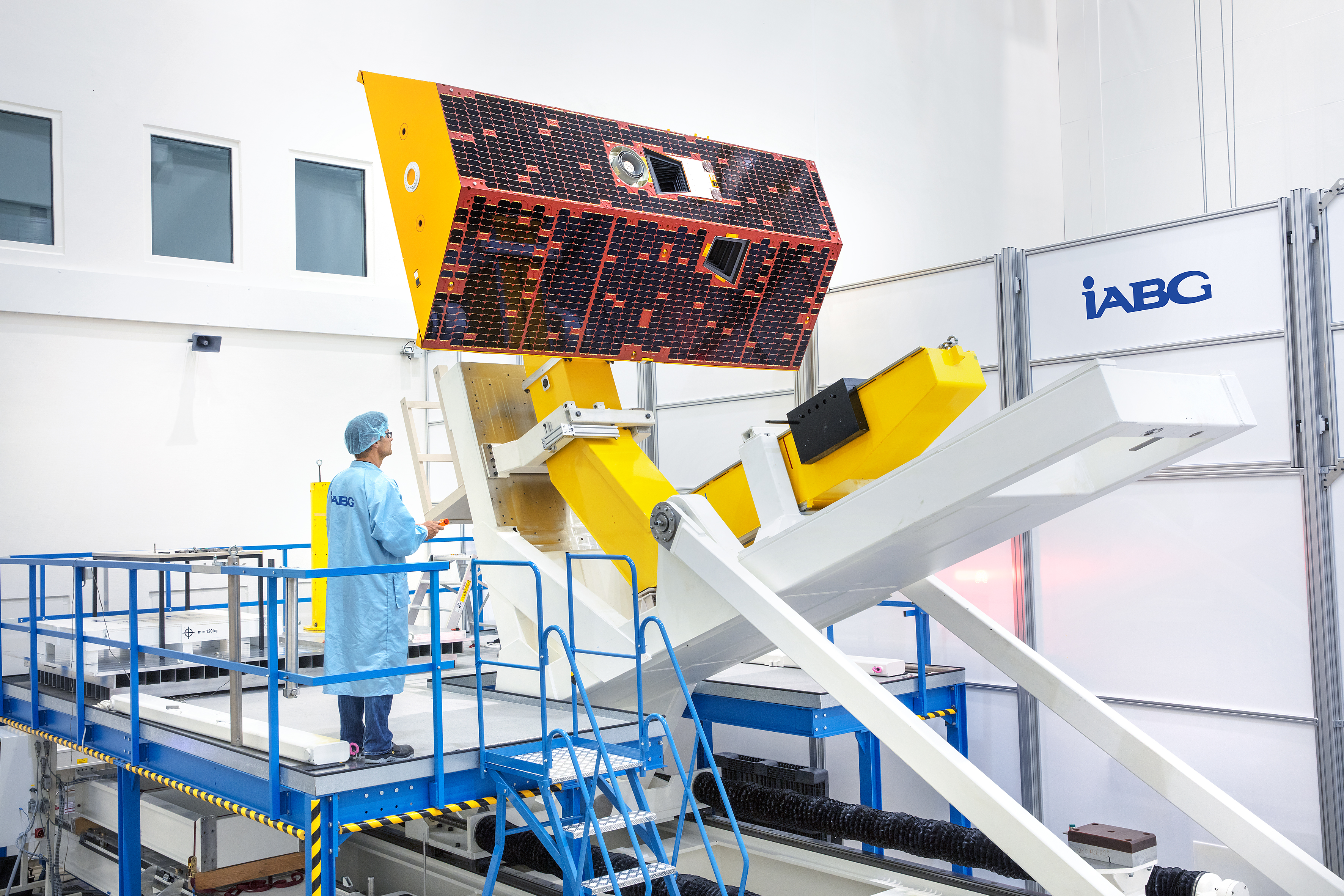 The GRACE-FO satellites were assembled by Airbus Defence and Space in Germany. The photo shows one of the satellites in the testing facility of IABG, an Airbus subcontractor, in Munich (view 3). 
