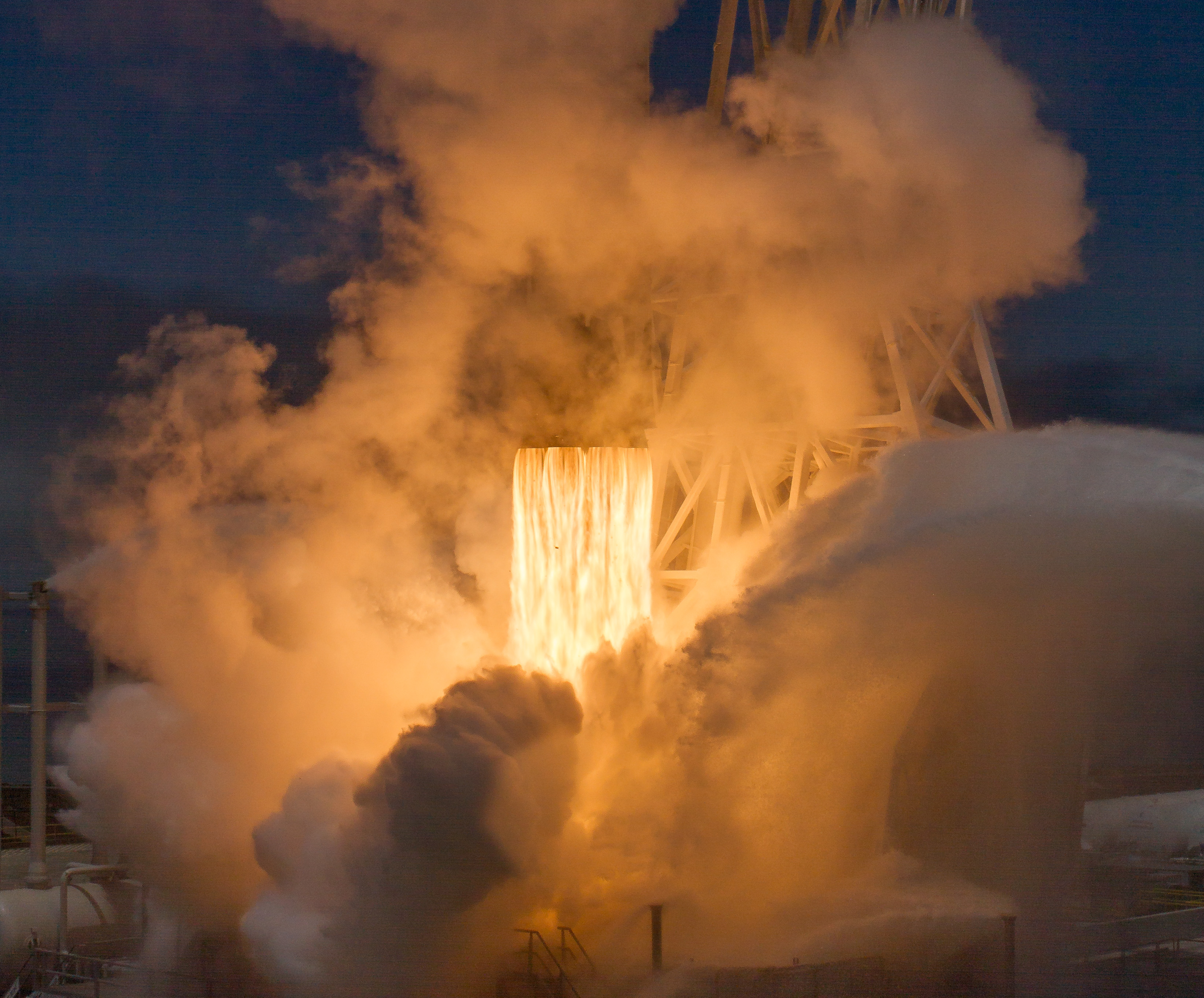 A close-up of the flames from the rocket launching GRACE-FO.