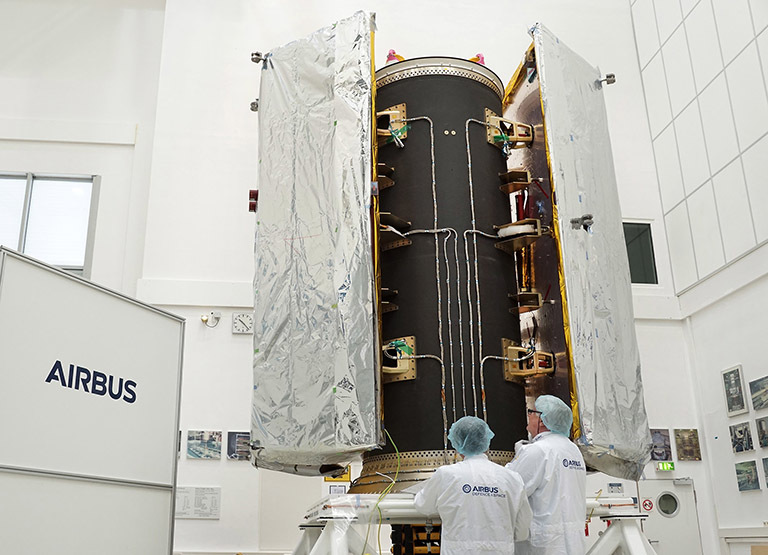 Airbus in Spain, a specialist in multi-payload structures for multiple launches, developed this satellite dispenser for the GRACE-Follow On satellites. This structure was developed with a central carbon fiber cylinder with the satellites held in place by four hold-down and release mechanisms.